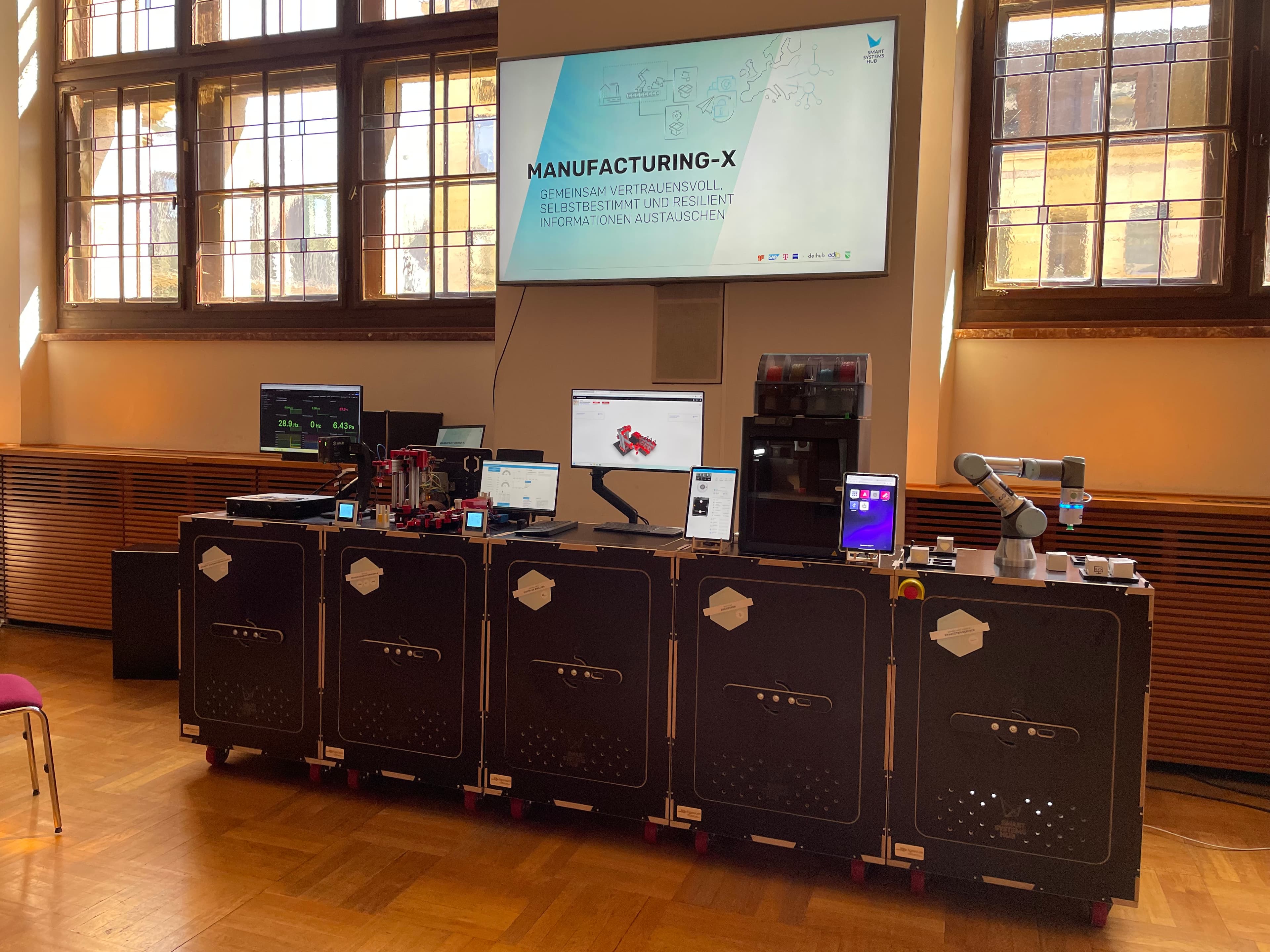 Alle 5 Boxen unseres Testbeds nebeneinander aufgereiht beim Thingkathon 2025.